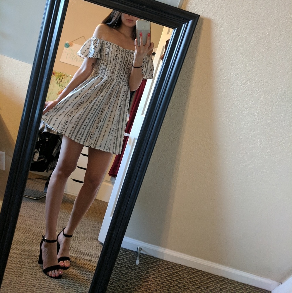 Off the shoulder summwe dress